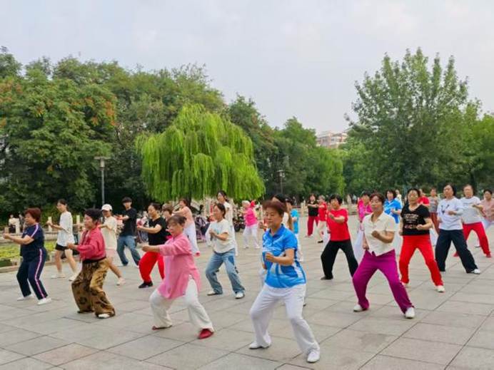 一群人在广场上 AI 生成的内容可能不正确。