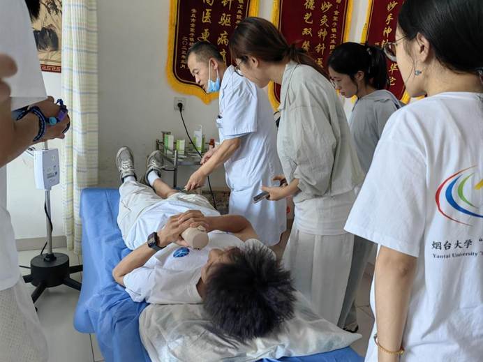 图片包含 人, 室内, 看着, 狗 AI 生成的内容可能不正确。