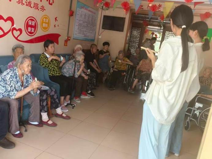 一群人在餐厅 AI 生成的内容可能不正确。